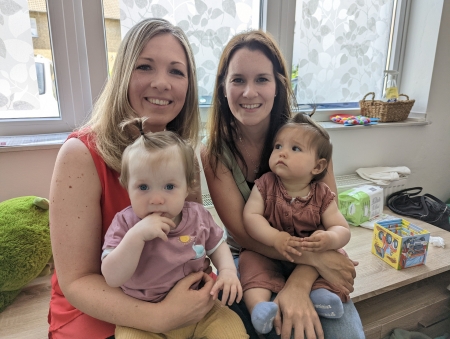 Nehmen das Angebot des Cafés Babyzeit in Bad Wünnenberg-Haaren gerne an – interessierte Mamas mit (hintere Reihe, 2.v.l.) Claudia Grußmann vom Familienzentrum Rappelkiste, (3.v.l.) Michaela Jeske vom Kreisjugendamt Paderborn und (4.v.l.) Sandra Hesse von der Stadt Bad Wünnenberg © Kreis Paderborn